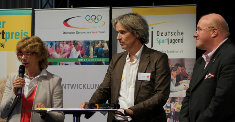 Gudrun Doll-Tepper, Stephan Schulz-Algie von der Sportjugend Hessen und Ingo Weiss bei der Fachkonferenz "Schule und Sport". Foto: dsj