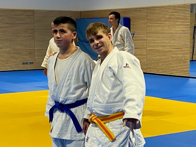 zwei etwa gleich große junge Männer in Judo-Anzügen schauen in die Kamera zwei etwa gleich große junge Männer in Judo-Anzügen schauen in die Kamera