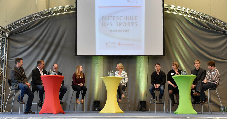 Die Podiumsrund wurde von Valeska Homburg moderiert. Foto: picture-alliance