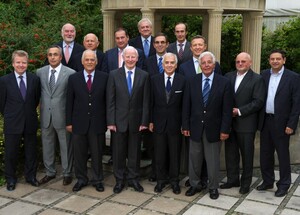 Das Executive Board des EOC:  Präsident Patrick Hickey (IRL, 4.v.li. unten), Vize-Präsident Alexander Kozlovsky (RUS, 1.v.li. oben), Generalsekretär Raffaele Pagnozzi (ITA, 5.v.li. unten), Schatzmeister Kikis Lazarides (CYP, 3.v.li. unten) und elf Mitglieder, darunter auch DOSB-Vizepräsident Eberhard Gienger (hinten re.). Foto: Camera4