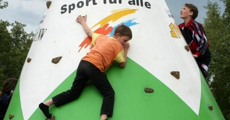 Unter dem Motto "Sport für alle" probieren zwei Jungen beim 8. Jugendevent der Deutschen Sportjugend in Weimar 2007 eine Kletterwand aus. Foto: picture-alliance