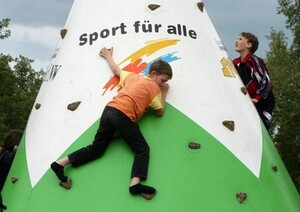 Unter dem Motto "Sport für alle" probieren zwei Jungen beim 8. Jugendevent der Deutschen Sportjugend in Weimar 2007 eine Kletterwand aus. Foto: picture-alliance