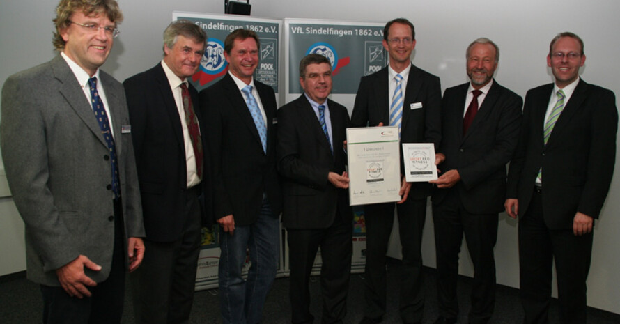 Roland Medinger (Geschäftsführer), Dieter Schmidt-Volkmar (Präsident LSV Baden Württemberg), Harry Kibele (Sportmanager Vfl Sindelfingen), Dr. Thomas Bach (DOSB-Präsident), Christian Michel (Stv. Vorsitzender Vfl Sindelfingen), Rainer Brechtken (DTB-Präsident), Dr. Bernd Vöhringer (OB Sindelfingen) (v.l.) bei der Verleihung des Qualitätssiegels.