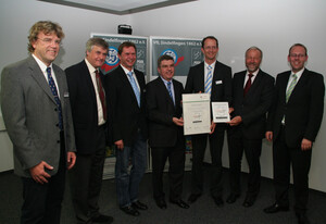 Roland Medinger (Geschäftsführer), Dieter Schmidt-Volkmar (Präsident LSV Baden Württemberg), Harry Kibele (Sportmanager Vfl Sindelfingen), Dr. Thomas Bach (DOSB-Präsident), Christian Michel (Stv. Vorsitzender Vfl Sindelfingen), Rainer Brechtken (DTB-Präsident), Dr. Bernd Vöhringer (OB Sindelfingen) (v.l.) bei der Verleihung des Qualitätssiegels.