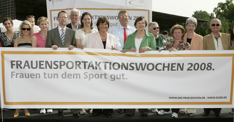 Von links: Ania Rösler, Handballnationalspielerin, Jeanette Biedermann, Schauspielerin und Sängerin,  Monique Garbrecht-Enfeldt, Weltmeisterin im Eisschnelllauf, Klaus Nüske, Vorsitzender des ASV Berlin, Sandra Völker, Schwimmweltmeisterin, Bundesgesundheitsministerin Ulla Schmidt, Peter Danckert, Vorsitzender des Sportausschusses des Deutschen Bundestages, Ilse Ridder-Melchers, Vizepräsidentin des Deutschen Olympischen Sportbundes, Barbara Jensch, Abteilungsleiterin Leichtathletik des ASV