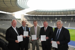 Stellten den Sponsoren-Leitfaden im Berliner Olympiastadion vor (v.li.): Joachim E. Thomas, Geschäftsführer Olympiastadion Berlin GmbH, Christoph Bergner, Josef Stadtfeld, Geschäftsführer S20, Stephan Althoff, Hans-Peter Krämer. Foto: S20