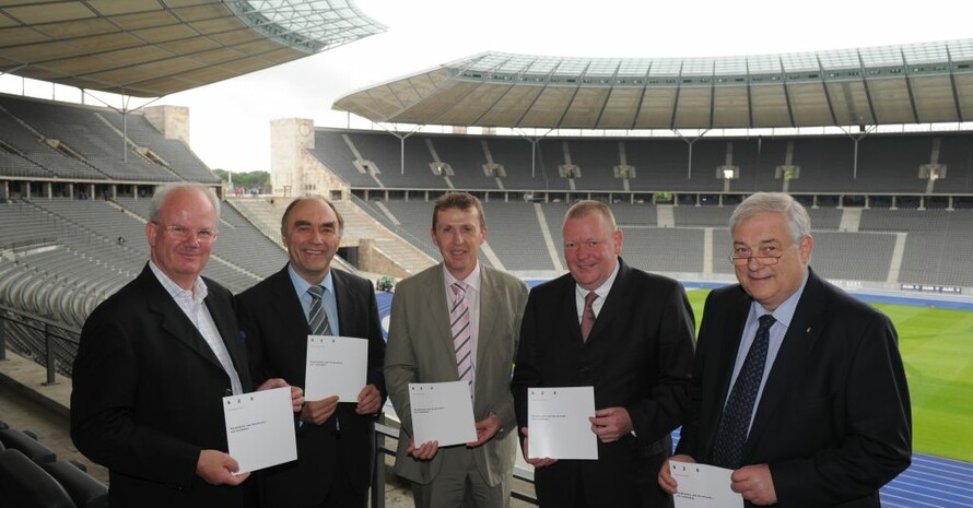 Stellten den Sponsoren-Leitfaden im Berliner Olympiastadion vor (v.li.): Joachim E. Thomas, Geschäftsführer Olympiastadion Berlin GmbH, Christoph Bergner, Josef Stadtfeld, Geschäftsführer S20, Stephan Althoff, Hans-Peter Krämer. Foto: S20