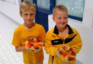 Merlin Trunk (links) und Paul Gutzer gewannen bei den deutschen Kindermeisterschaften in ihrer Kategorie den Tortenpokal.