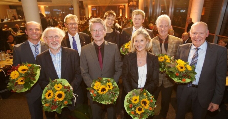 Blicken auf erfolgreiche zehn Jahre Eliteschule des Sports zurück (v.l.): Jürgen Beckmann (Schirmherr), Heinz Klaus Strick (damaliger Schulleiter), Klaus Beck (TSV-Vorsitzender), Michael Bramhoff (Schulleiter), Anne Wingchen (damalige Teilinternats-Leiterin), Meinolf Sprink (erster Schirmherr), Jutta Wellmann (Koordinatorin), Peter Gatermann (Koordinator), Dieter Böcker (Initiator des Systems).