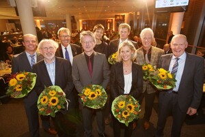 Blicken auf erfolgreiche zehn Jahre Eliteschule des Sports zurück (v.l.): Jürgen Beckmann (Schirmherr), Heinz Klaus Strick (damaliger Schulleiter), Klaus Beck (TSV-Vorsitzender), Michael Bramhoff (Schulleiter), Anne Wingchen (damalige Teilinternats-Leiterin), Meinolf Sprink (erster Schirmherr), Jutta Wellmann (Koordinatorin), Peter Gatermann (Koordinator), Dieter Böcker (Initiator des Systems).