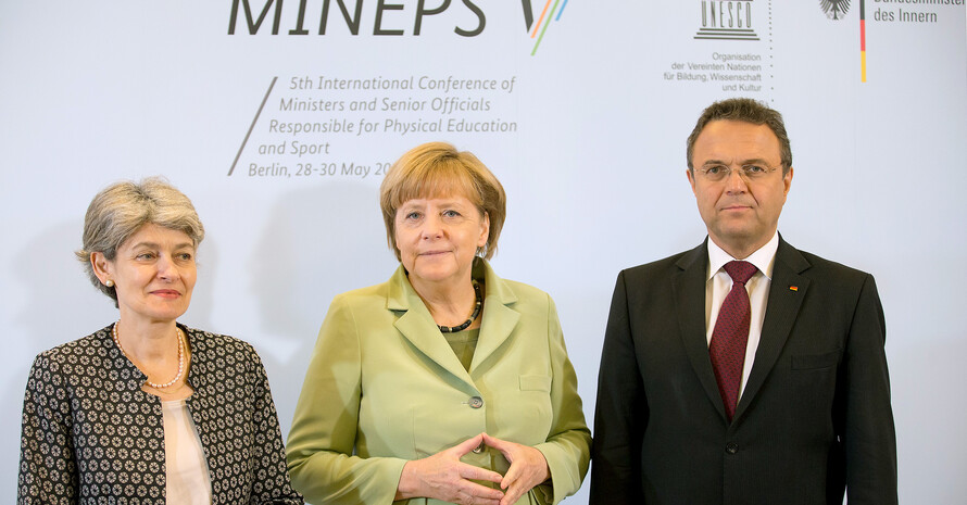 Sprachen auf der der fünften UNESCO-Weltsportministerkonferenz (v.l.n.r.): Irina Bokowa, Generaldirektorin der UNESCO, Bundeskanzlerin Angela Merkel und Innenminister Hans-Peter Friedrich