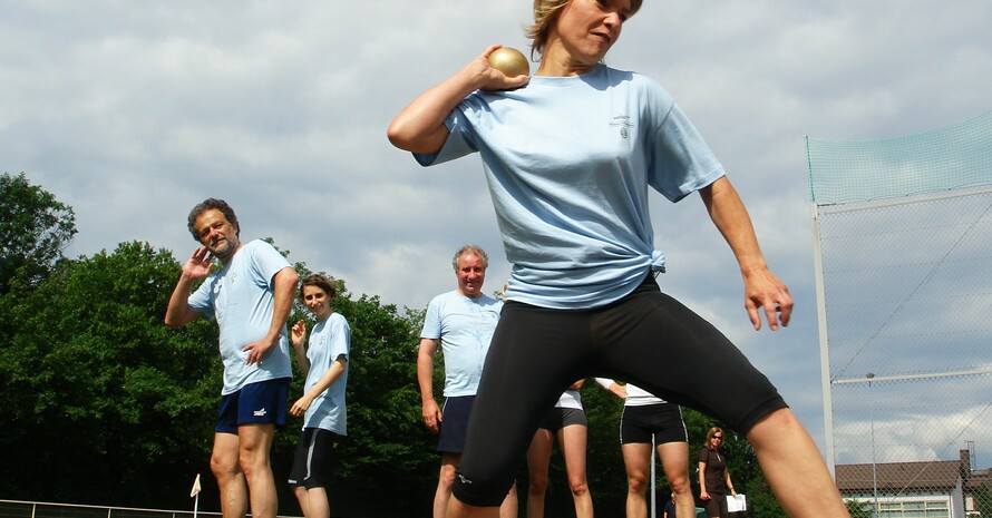 Auch das Redaktionsteam von ARD-Buffet hat sich auf die Prüfungen zum Deutschen Sportabzeichen vorbereitet. An der Kugel: Moderatorin Evelyn König, Foto: ARD