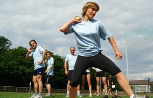 Auch das Redaktionsteam von ARD-Buffet hat sich auf die Prüfungen zum Deutschen Sportabzeichen vorbereitet. An der Kugel: Moderatorin Evelyn König, Foto: ARD