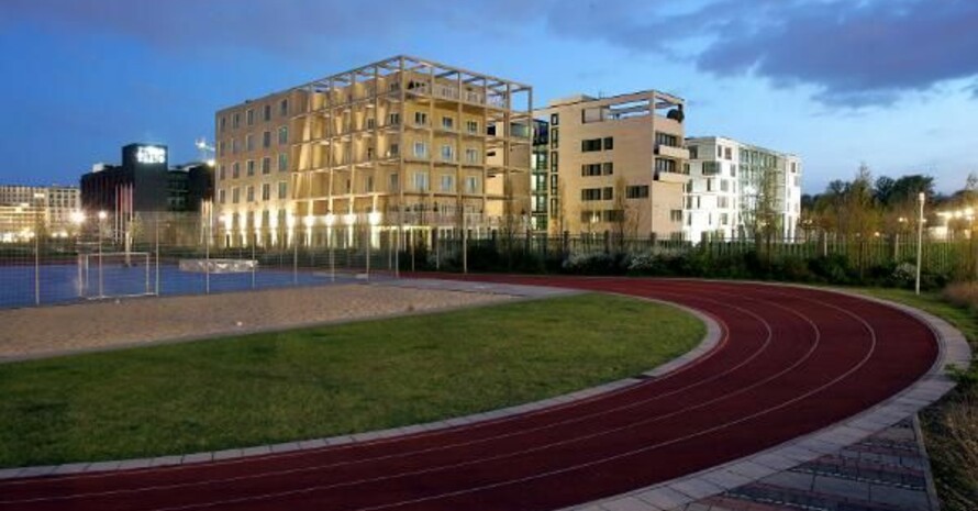 Blick vom Sportplatz auf die Landesvertretung von Rheinland-Pfalz in den Ministergärten in Berlin; Foto: picture-alliance