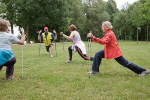 Ältere Menschen treiben Sport im Park. Foto: picture-alliance