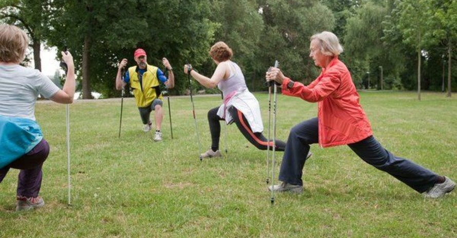 Ältere Menschen treiben Sport im Park. Foto: picture-alliance