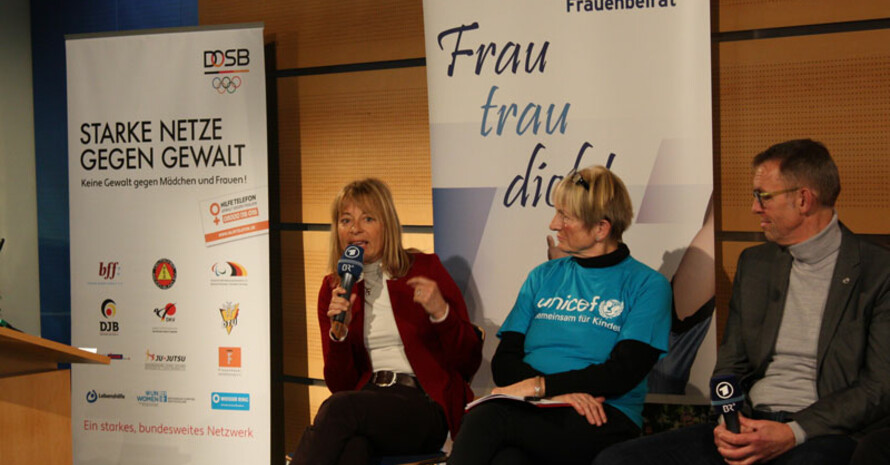 Petra Tzschoppe (l.) beim Auftakt der Aktion „Starke Netze gegen Gewalt!“ im Funkhaus des Bayrischen Rundfunks. Foto: BLSV/Valerie Thiele