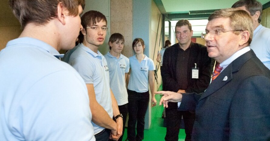 Thomas Bach im Gespräch mit dem Golf-Nachwuchs.