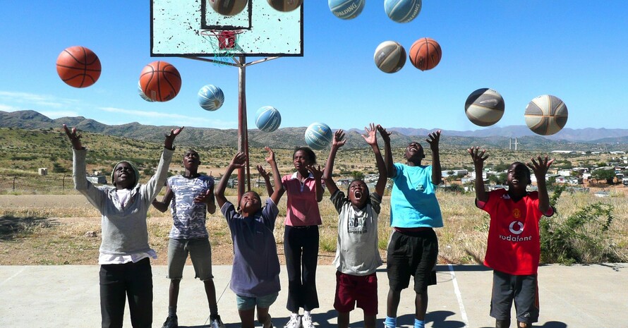 Das Kernprojekt in Namibia, die „Basketball Artist School“, vermittelt Kindern und Jugendlichen neben dem Basketballsport life skills und Wissen im Bereich der Gesundheitsförderung (z. B. im Bereich AIDS/HIV Prävention). Foto: DOSB