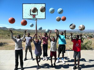 Das Kernprojekt in Namibia, die „Basketball Artist School“, vermittelt Kindern und Jugendlichen neben dem Basketballsport life skills und Wissen im Bereich der Gesundheitsförderung (z. B. im Bereich AIDS/HIV Prävention). Foto: DOSB