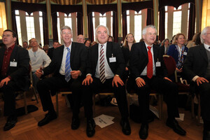 Innen- und Sportminister Ingo Wolf (2. v.l.) und LSB-Präsident Walter Schneeloch (3. v.l.) bei der Konferenz "Bewegt IN FORM". Copyright: LSB NRW