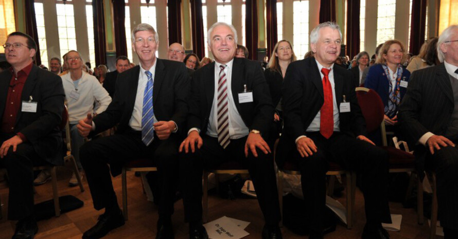 Innen- und Sportminister Ingo Wolf (2. v.l.) und LSB-Präsident Walter Schneeloch (3. v.l.) bei der Konferenz "Bewegt IN FORM". Copyright: LSB NRW