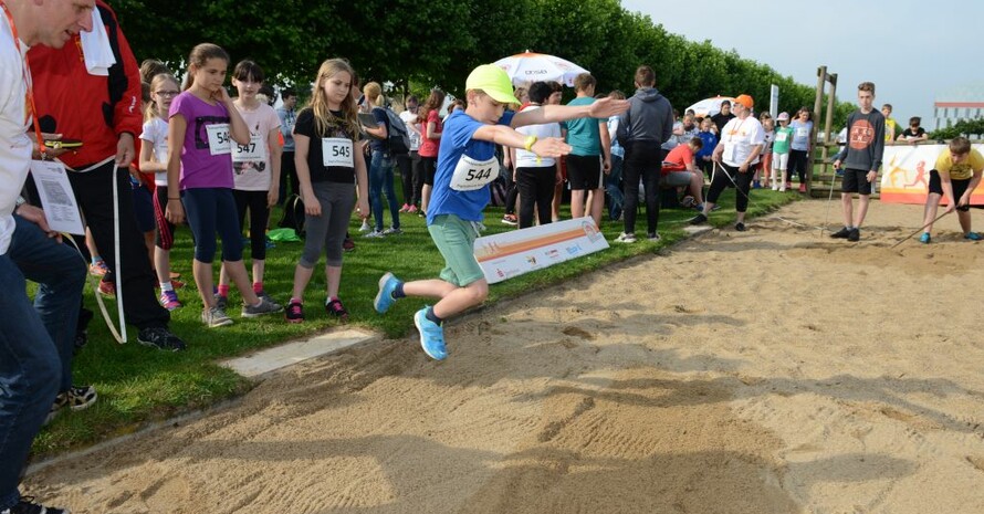 Die Motivation ist bei den Kindern groß, möglichst weit zu springen.