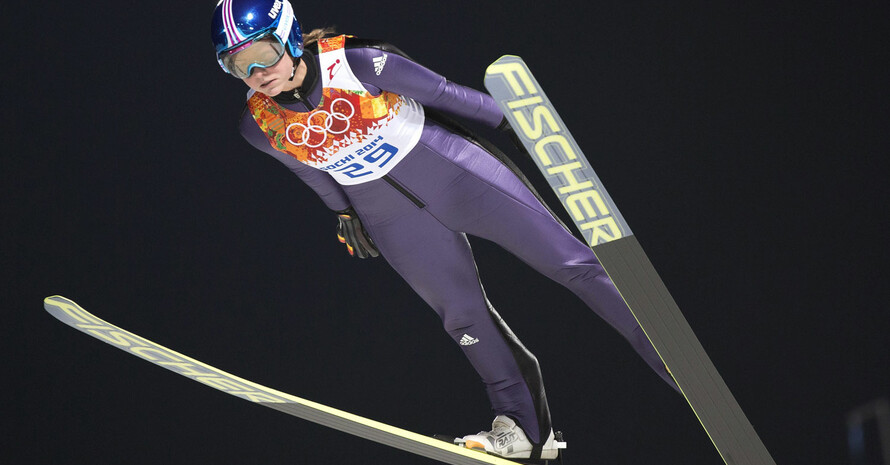 2014 wurde in Sotschi erstmals ein Skisprungwettbewerb der Frauen bei Olympischen Spielen durchgeführt. Foto: picture-alliance
