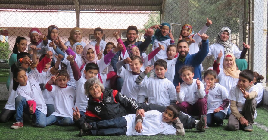Monika Staab mit türkischen und syrischen Kindern vom Fun Football Festival in Gaziantep, Türkei. Foto: DOSB/Staab