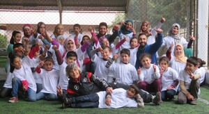 Monika Staab mit türkischen und syrischen Kindern vom Fun Football Festival in Gaziantep, Türkei. Foto: DOSB/Staab