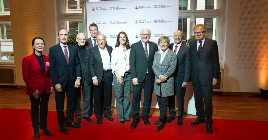 Bundespräsident Steinmeier mit den Mitgliuedern der Hall of Fame des deutschen Sports; Foto: Deutsche Sorthilfe/picture-alliance