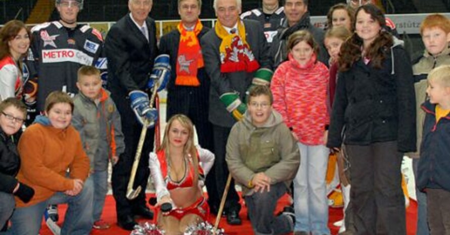 "Schwer mobiles" Gruppenbild mit Sportminister Ingo Wolf und LSB-Präsident Walter Schneeloch (m.) am Rande des Sportfestes im Düsseldorfer Eisstadion an der Brehmstraße. Foto: Andrea Bowinkelmann