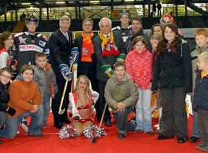 "Schwer mobiles" Gruppenbild mit Sportminister Ingo Wolf und LSB-Präsident Walter Schneeloch (m.) am Rande des Sportfestes im Düsseldorfer Eisstadion an der Brehmstraße. Foto: Andrea Bowinkelmann