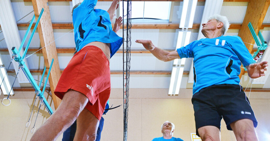 Auch Volleyball läßt sich im Alter noch spielen.