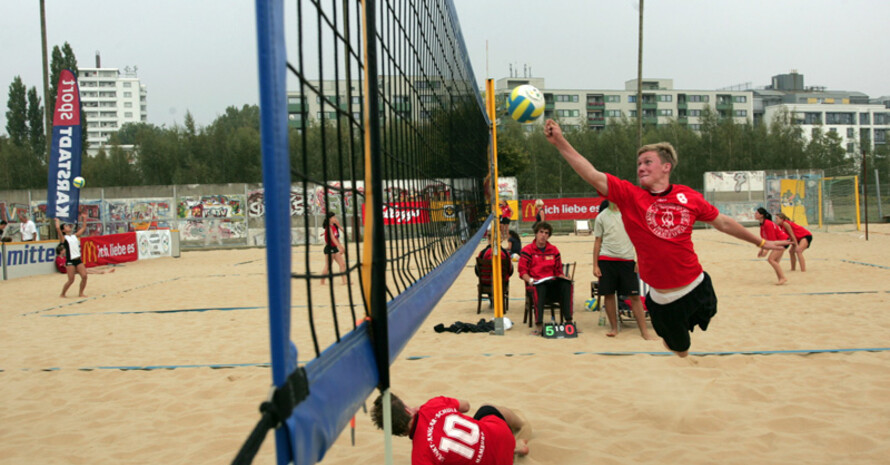 Beachvolleyball beim Schulsport-Wettbewerb "Jugend trainiert für Olympia". Foto: picture-alliance