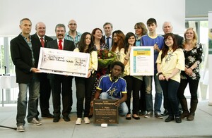 Stolze Sieger von der Berliner Hans-Tilkowski-Schule und ihre Gratulanten, Foto: Jörg Engler