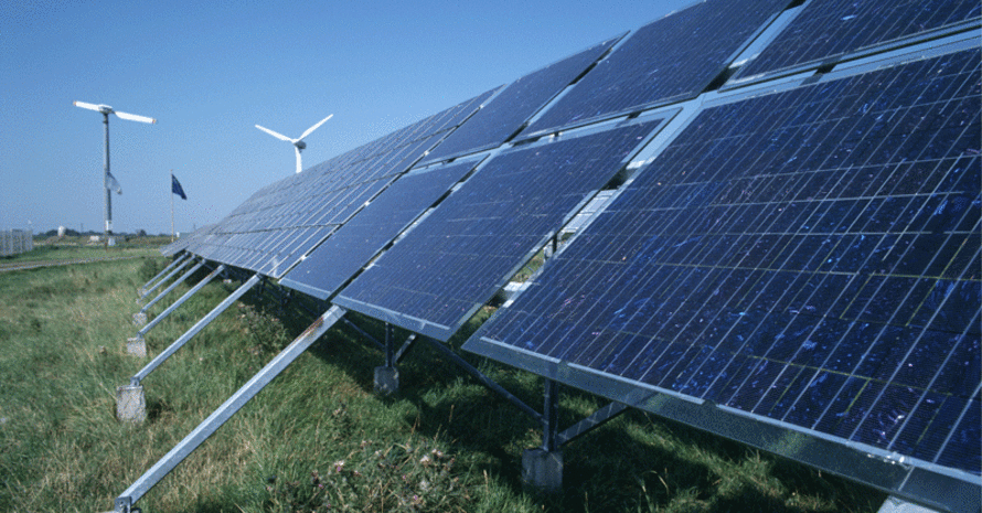 Solaranlagen und Windkraft tragen zum Klimaschutz bei. Copyright: picture-alliance