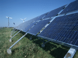 Solaranlagen und Windkraft tragen zum Klimaschutz bei. Copyright: picture-alliance