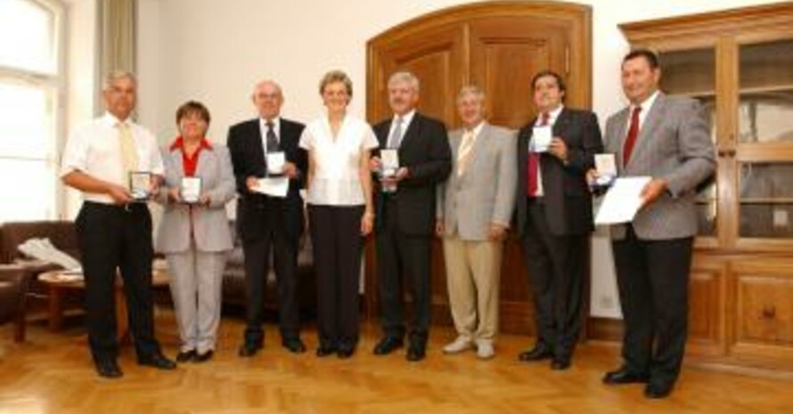 Ehrung für die Gastgeber des Sportabzeichen-Tages in Bürgstadt: (von links) Volker Goebel, Gisela Dietrich, Günter Schmitt, Monika Hohlmeier, Bernhard Stolz, Ludwig Ritter, Karl Grün und Helmut Gahr. (Es fehlt Anita Gehrlich.) Foto: Poss