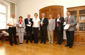 Ehrung für die Gastgeber des Sportabzeichen-Tages in Bürgstadt: (von links) Volker Goebel, Gisela Dietrich, Günter Schmitt, Monika Hohlmeier, Bernhard Stolz, Ludwig Ritter, Karl Grün und Helmut Gahr. (Es fehlt Anita Gehrlich.) Foto: Poss