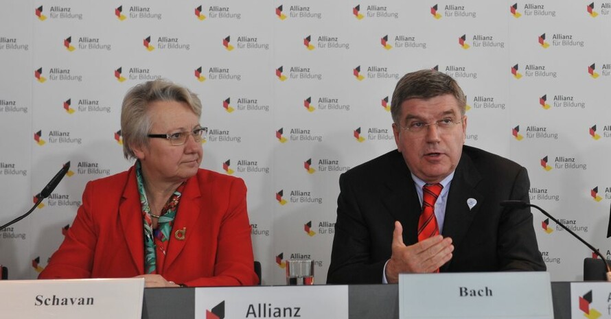 Bundesbildungsministerin Schavan und DOSB-Präsident Bach bei der Pressekonferenz. Foto: Knuth Erbe/BMBF