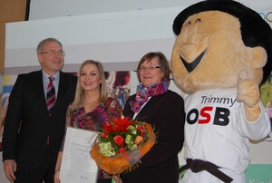 Michael Vesper, Ilse Ridder-Melchers und Trimmy verleihen Regina Halmich (mitte) die DOSB-Ehrennadel.