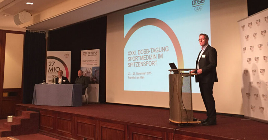 Dirk Schimmelpfennig (r.), Vorstand Leistungssport, begrüßte die 270 Ärztinnen und Ärzte und informierte über die anstehende Leistungssportreform. Foto: DOSB