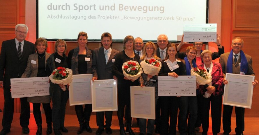 Die Preisträgerinnen und Preisträger aus Berlin, Weißendorf und Bremerhaven stellen sich dem Fotografen. Foto: DOSB