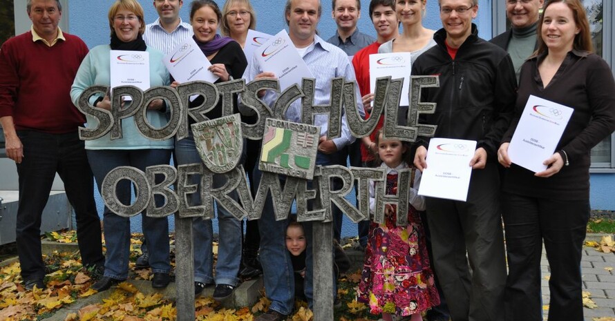 v.li.: LSB-Vizepräsident Günter Berg, Britta Runkel (Koblenz), Frank Rey (Sportjugend), Carina Horn (Bonn), Katrin Riebke (Sportjugend), Reinhard Gill (Saulheim), Richard Siebert (Reinsfeld), Desiree Machoi (Wiesbaden), Martin Klapproth (Mainz), Sportjugend-Vorsitzender Bernd Schicker, Dagmar Gill (Saulheim). Foto LSB Rheinland-Pfalz