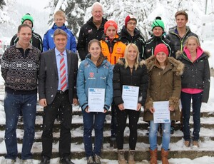 Andreas Wellinger (Mitte) freut sich erneut über die Auszeichnung zum Eliteschüler des Sports der CJD Christophorusschulen Berchtesgaden. Bild: CJD Christophorusschulen Berchtesgaden