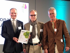 Freuen sich über die Auszeichnung für die „Sterne des Sports“, v.l. Heinz Müller (BVR), Bernd Laugsch (DOSB) und Günter Müller (wirkhaus).