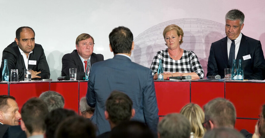 Die Politiker Özcan Mutlu (Die Grünen), André Hahn (Die Linke), Michaela Engelmeier (SPD) und Frank Steffel (CDU) (v.l.) stellten sich auch Fragen aus dem Publikum. Foto: Camera4