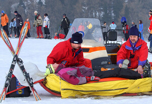 In diese Lage will kein Skifahrer gerne kommen: ein Skiunfall auf der Piste. Copyright: picture-alliance