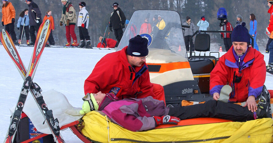 In diese Lage will kein Skifahrer gerne kommen: ein Skiunfall auf der Piste. Copyright: picture-alliance